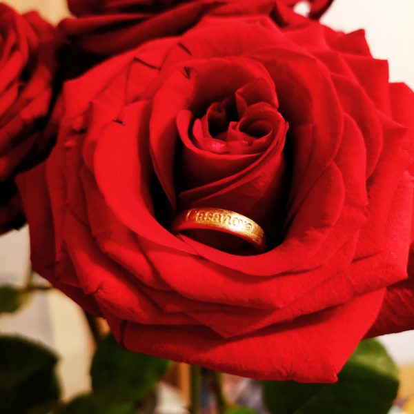 Rote Rose mit Verlobungsring