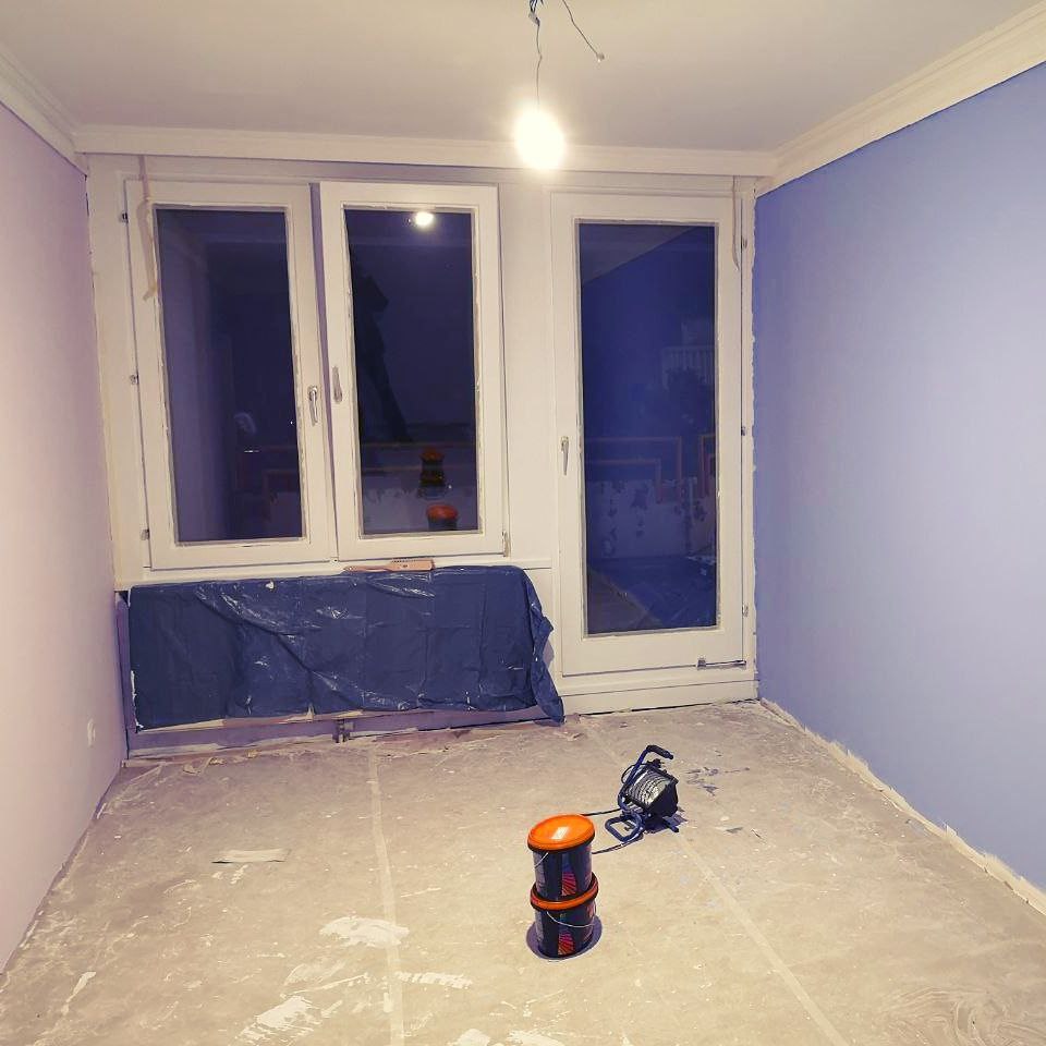 Abgedeckter Boden und frisch gestrichene Wand violett