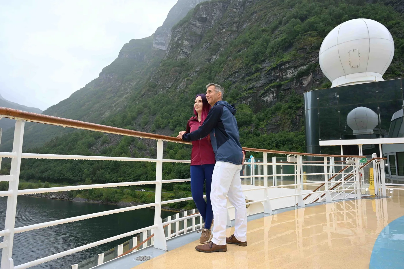 Isabella und Christian an der Reling mit Blick über einen Fjord