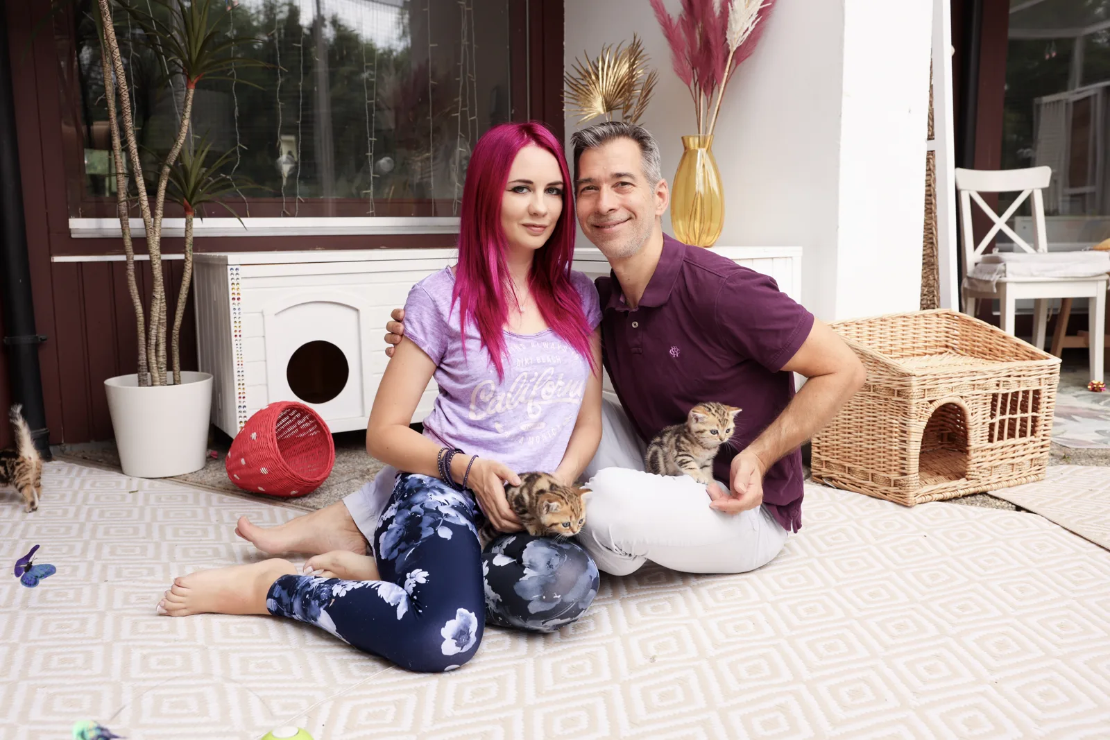 Isabella und Christian mit zwei Kitten auf der Terrasse